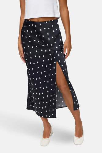 Lange zwarte rok van VERO MODA®, met witte stippen en een hoge split.
