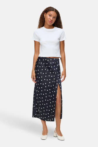 Zwarte lange rok van VERO MODA®, met witte stippen en een split aan de zijkant.