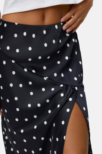 Zwarte lange rok van VERO MODA, met witte stippen en een split aan de zijkant.
