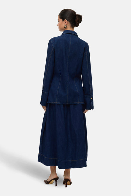 Donkerblauwe lange rok van denim van VERO MODA, met zichtbare naden en hoge hakken.
