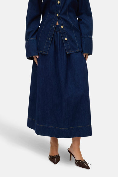Donkerblauwe lange rok van denim, van VERO MODA, met contraststiksels langs de zoom.