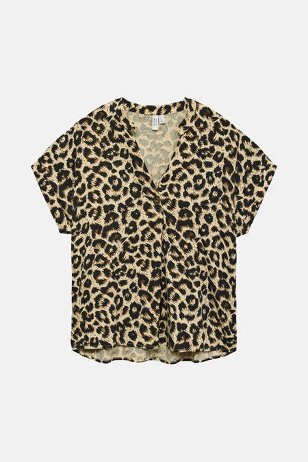 Blouse brune à manches courtes de VERO MODA, avec un imprimé léopard.