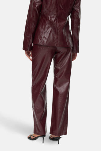 Bordeaux broek van VERO MODA, met rechte pijpen en gedragen met zwarte hakken.