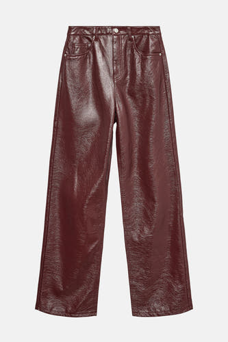Bordeauxkleurige broek van imitatieleer van VERO MODA®, met wijde pijpen en zakken.
