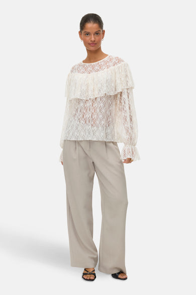 Witte blouse met lange mouwen van VERO MODA®, met kanten details en ruches.