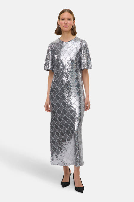 Robe d'argent avec des manches courtes de Vero Moda, avec un motif en forme de lunettes et des paillettes.
