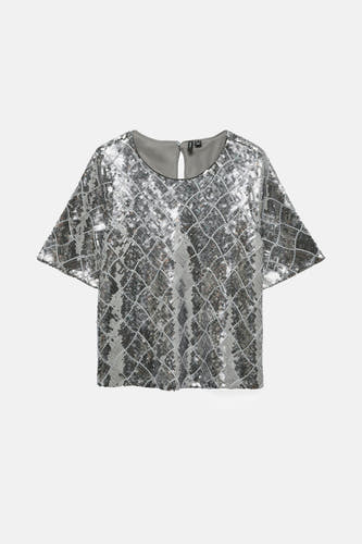 Zilveren blouse met korte mouwen van Vero Moda, bedekt met een geometrisch paillettenpatroon.