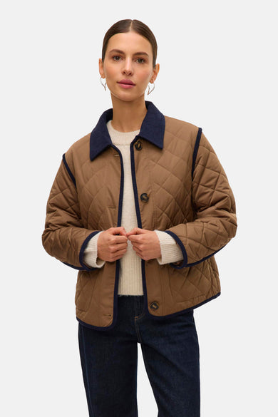 Bruine korte jas van Vero Moda, met doorgestikt ruitpatroon, donkerblauwe kraag en manchetten.