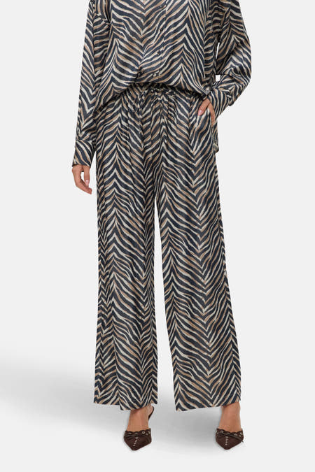 Multikleurige broek van Vero Moda, met zebraprint en wijde pijpen.

