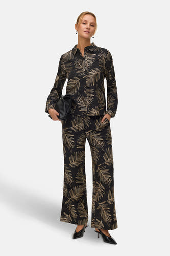 Zwart, lang mouwen hemd van VERO MODA, met gouden bladmotief, gedragen met bijpassende broek en zwarte muiltjes.