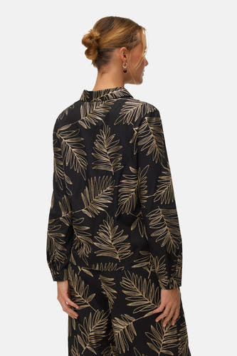 Zwart overhemd met lange mouwen van VERO MODA®, met goudkleurig bladmotief en opgestoken haar.

