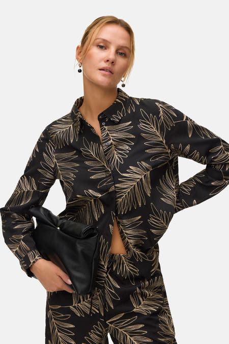 Zwart hemd met lange mouwen van VERO MODA®, met een bladmotief in goud en bijpassende broek.