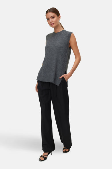 Grijs debardeur van Vero Moda met raw-edge details, gecombineerd met zwarte broek en hakken.