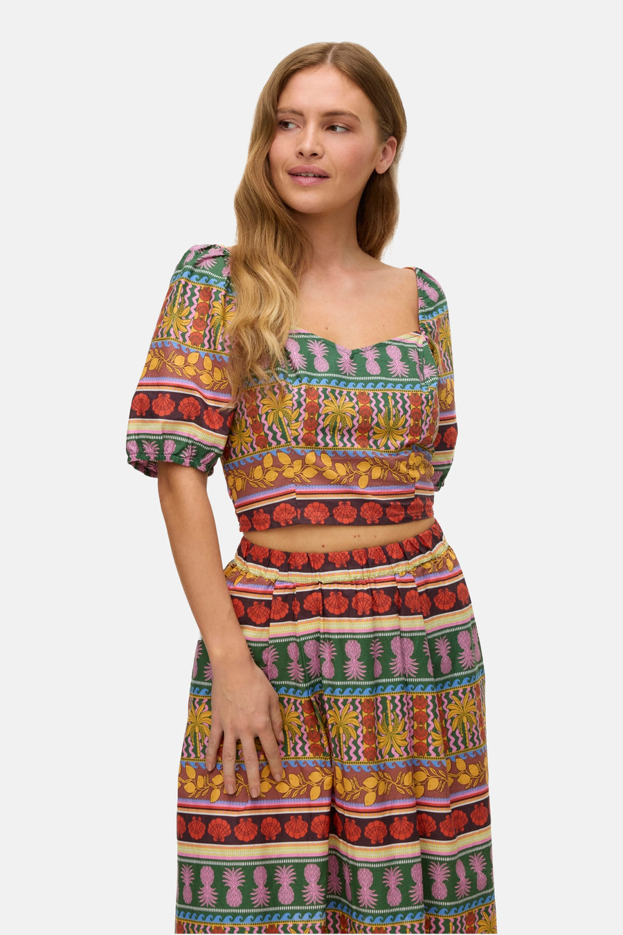 T-shirt multicolore de VERO MODA, avec des manches courtes et un motif inspiré du tropique.