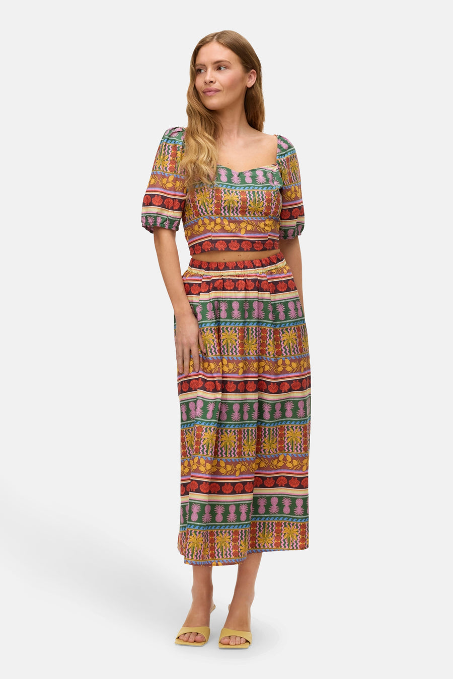T-shirt multicolore de VERO MODA, avec des manches courtes et un motif tropical coloré.
