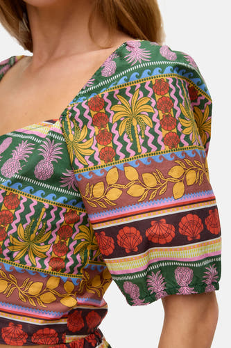 T-shirt multicolore de VERO MODA® avec des motifs exotiques de ananas, de palmiers et de coquillages.