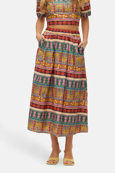 Multikleurige lange rok van VERO MODA, met een tropisch patroon en steekzakken.
