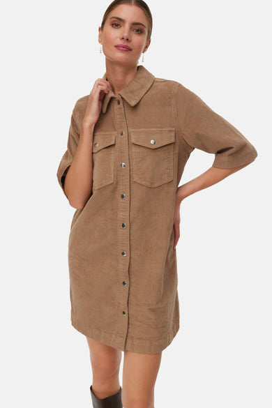 Beige kleedje met korte mouwen van Vero Moda, met knopen, zakken en een ribfluwelen textuur.