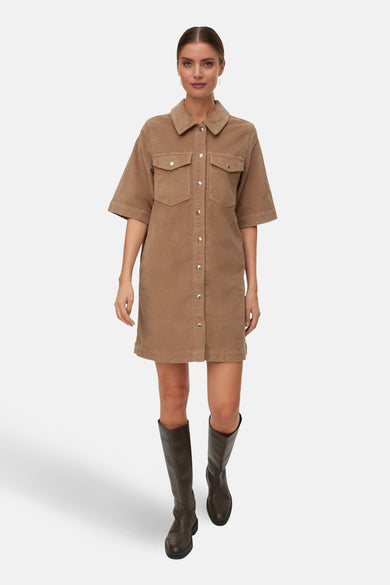 Beige kleedje met korte mouwen van VERO MODA, met knoopsluiting en zakken, gedragen met laarzen.
