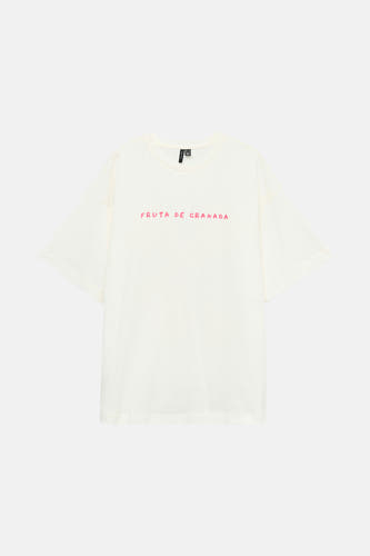 T-shirt écru à manches courtes de Vero Moda, avec une impression d'pignons et le texte "Fruta de Granada".