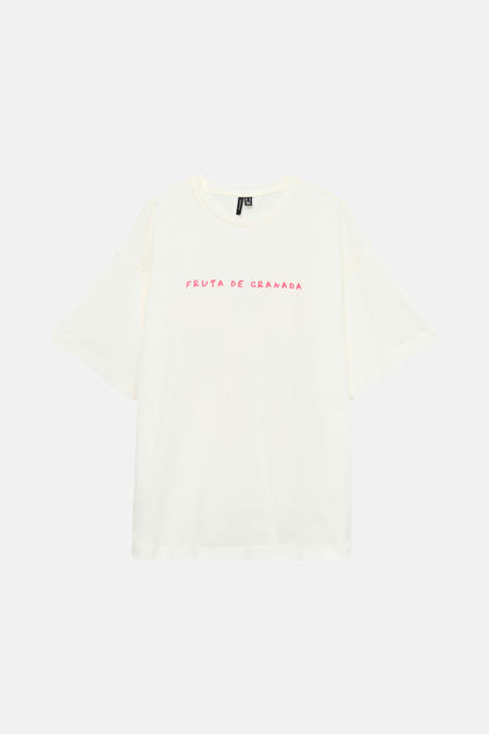 Ecru T-shirt met korte mouwen van VERO MODA®, met roze 'FRUTA DE GRANADA' tekst.