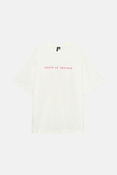 Ecru T-shirt met korte mouwen van VERO MODA®, met roze 'FRUTA DE GRANADA' tekst.