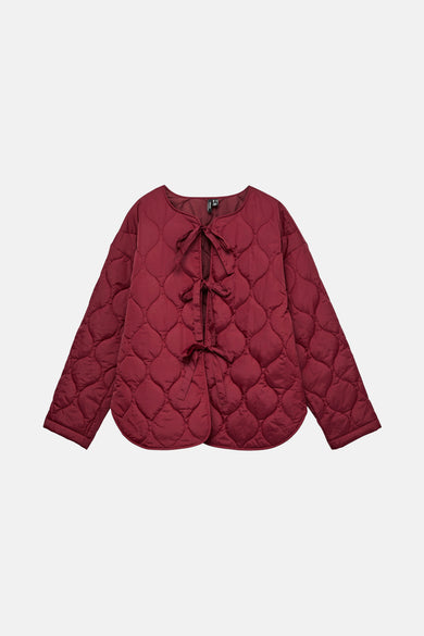 Rode korte jas van VERO MODA met strikdetails en een gewatteerd ruitpatroon.