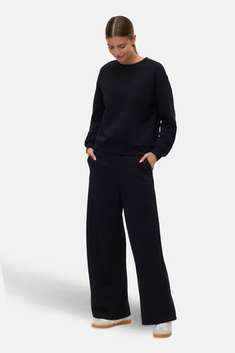 Zwarte joggingbroek van Vero Moda, met een wijde pijp en zijzakken.