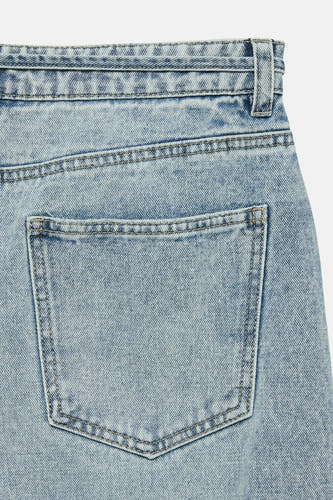 Jeans wide van lichtblauw denim van VERO MODA, met achterzak en riemlus.
