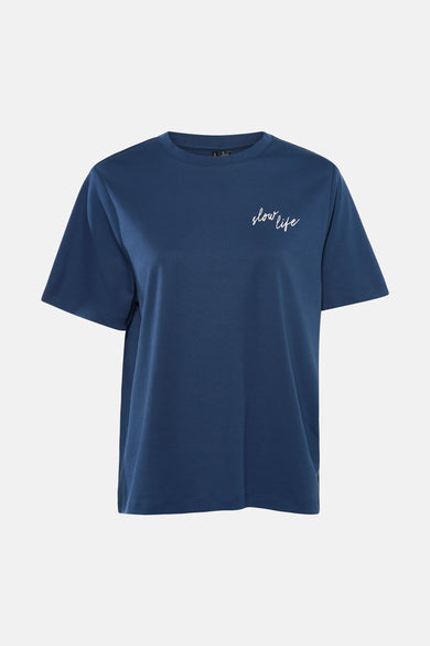 Blauw T-shirt met korte mouwen van VERO MODA®, voorzien van de tekst "slow life" in sierlijk wit schrift.