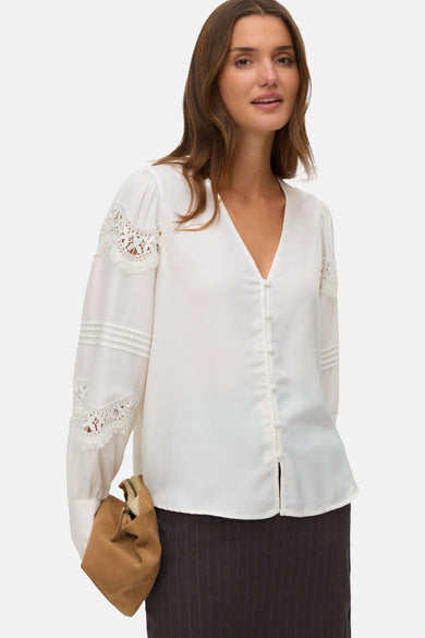 Wit hemd met lange mouwen van VERO MODA®, met knoopsluiting en decoratieve kanten details op de mouwen.