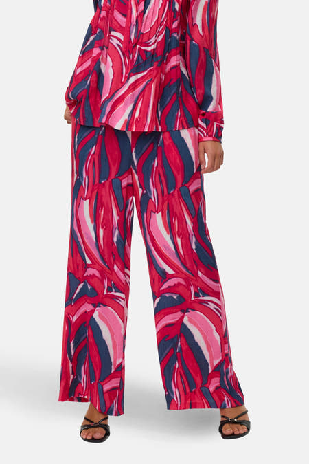 Pantalon multicolore de Vero Moda avec un motif abstrait de feuilles et des jambes larges, vu de dos.