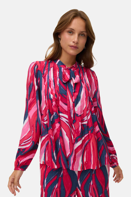 Chemisier multicolore à manches longues de VERO MODA, avec un motif de feuilles abstrait et des manches longues, vu de dos.