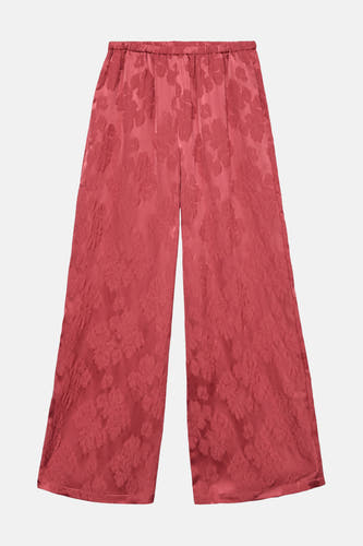 Pantalon rose de VERO MODA, avec un motif floral jacquard et des jambes larges.