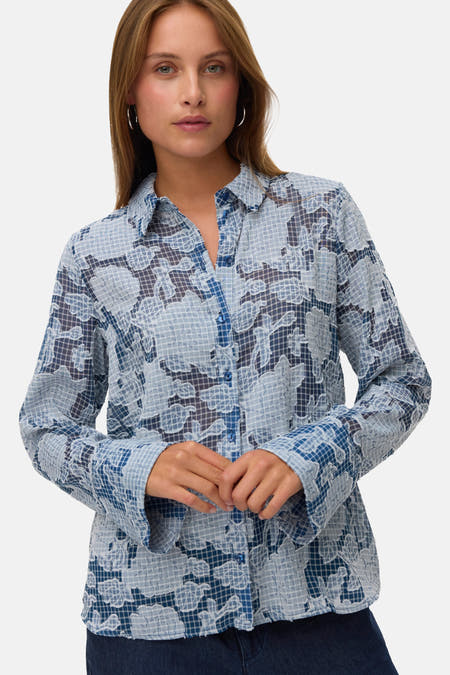 Blauw overhemd met lange mouwen van VERO MODA, voorzien van bloemenprint en een semi-transparante stof.
