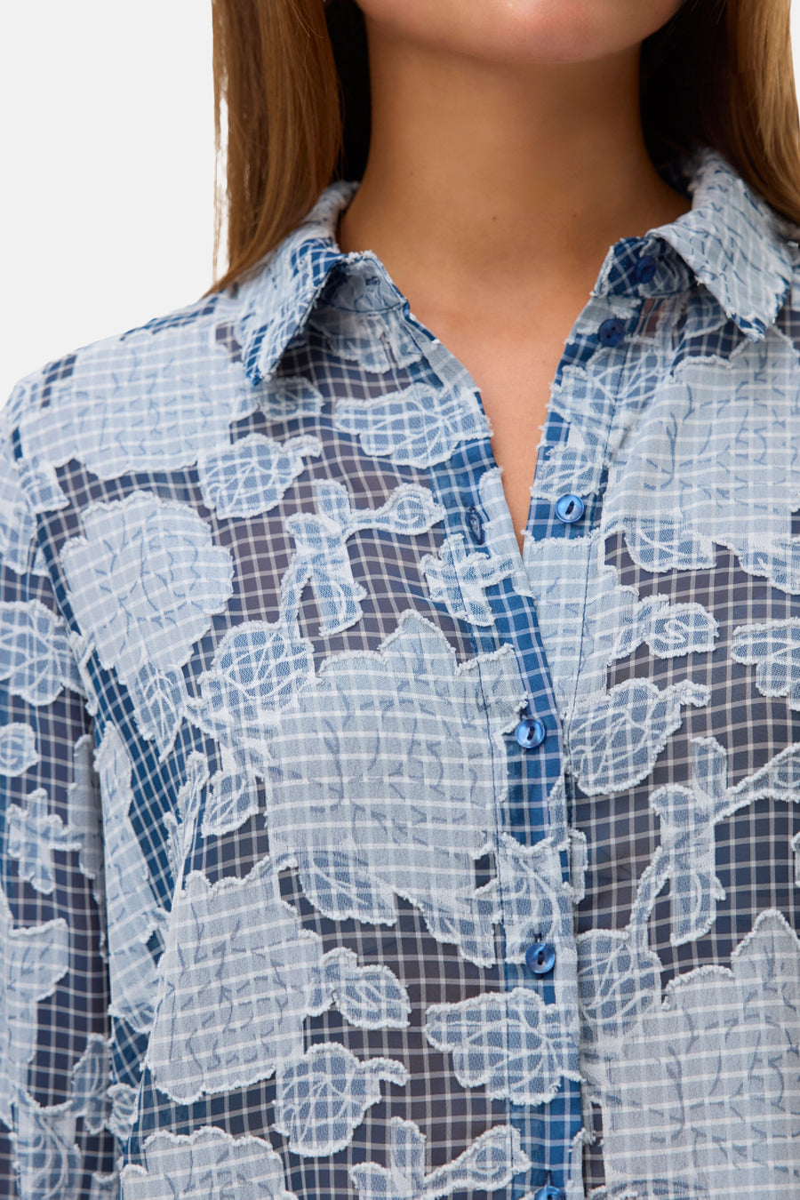 Blau,, lange mancheaux T VEROEROA MOD® avec un motif de fleurs et une texture rayée.