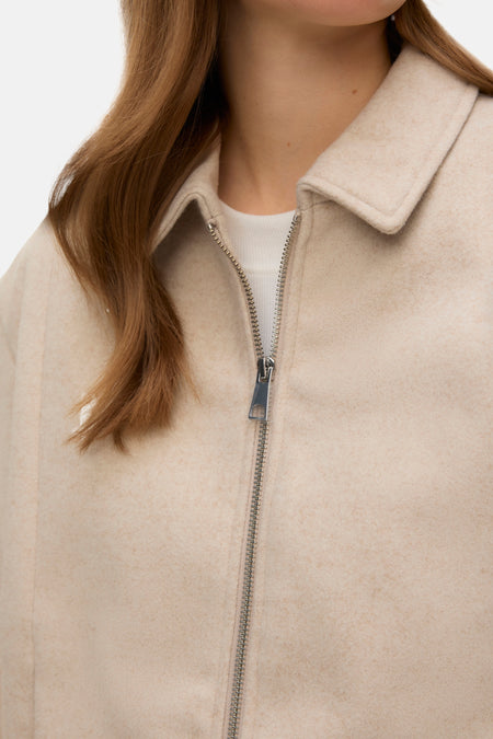 Ecru jas van VERO MODA, met zilverkleurige rits en kraag, cropped.
