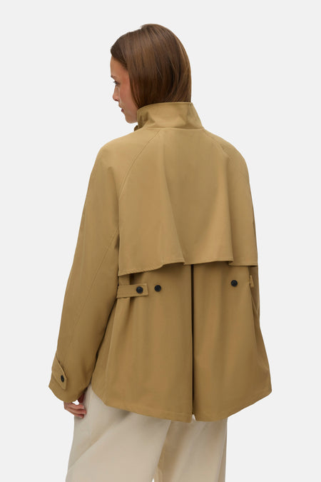 Beige korte jas van Vero Moda, gezien vanaf de achterkant met een losse pasvorm en een rugpand.
