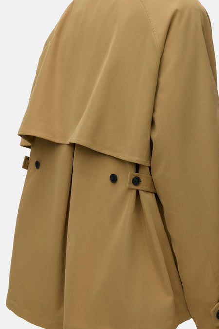 Beige korte jas van VERO MODA, rugaanzicht met details zoals de knopen en de losse rugflap.