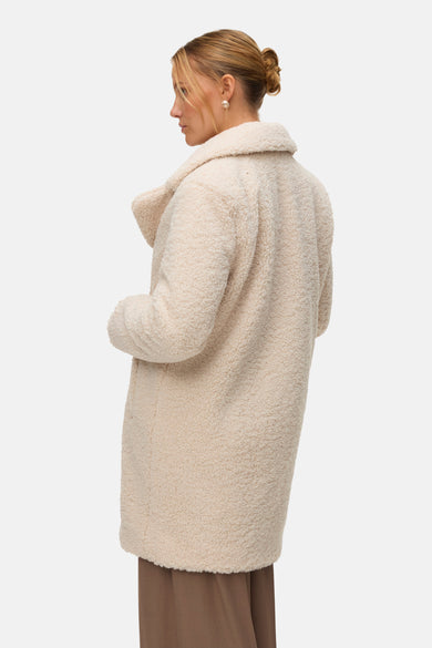 Beige lange jas van VERO MODA, met teddy textuur en reverskraag.