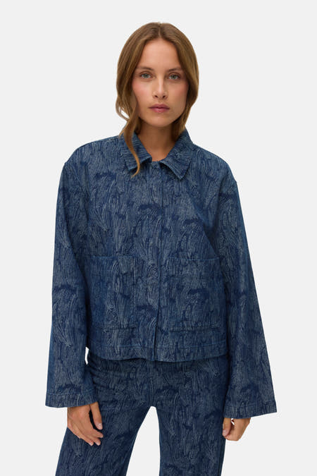 Blauw kort jasje van VERO MODA, met een wervelend, geborsteld patroon en open kraag.