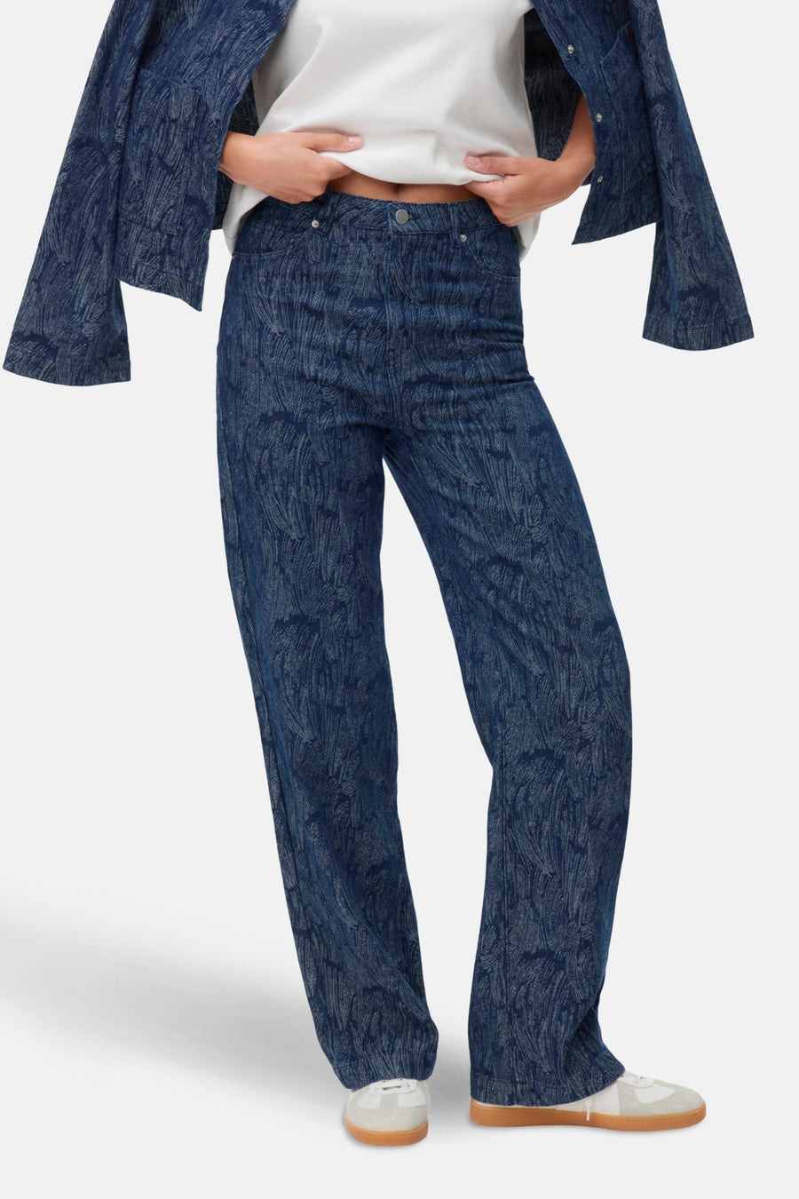 Wijde jeans van donkerblauw denim van VERO MODA, met een abstract bladmotief en een casual pasvorm.