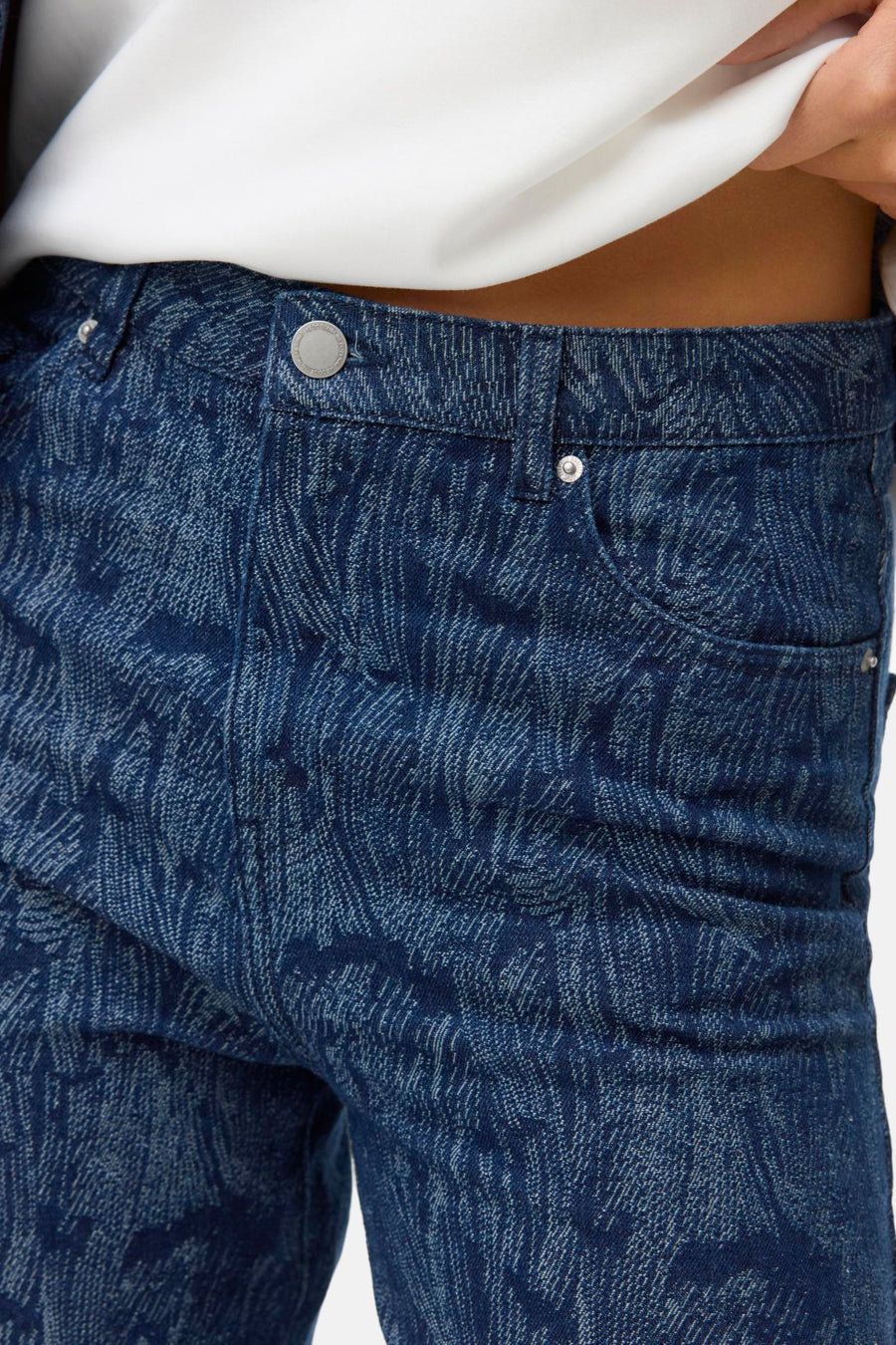 Wijde jeans in donkerblauw denim van VERO MODA, met een abstract patroon en zilverkleurige knopen.