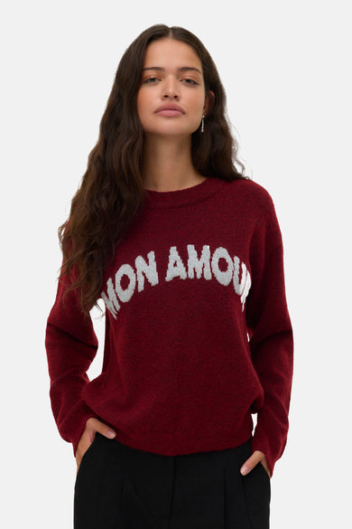 T-shirt rouge à col rond de VERO MODA, avec des lettres blanches "Mon Amour" sur l'avant.