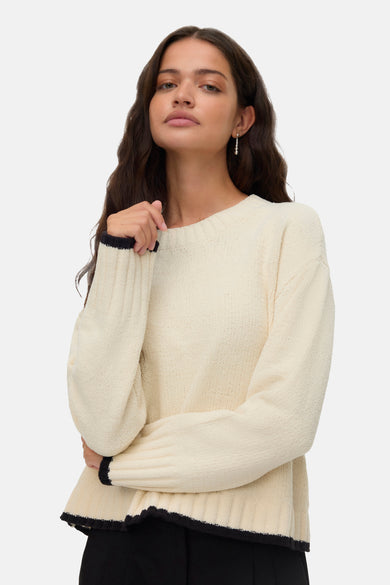 T-shirt écru avec col rond de VERO MODA, vu par derrière, avec des manches longues et une finition noire.