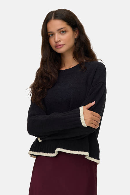 Sweat-shirt noir à col rond de VERO MODA, avec des manches longues et une finition crème.