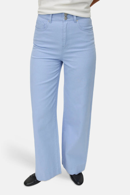 Jean de couleur bleue de VERO MODA, avec jambes droites et poches arrière.
