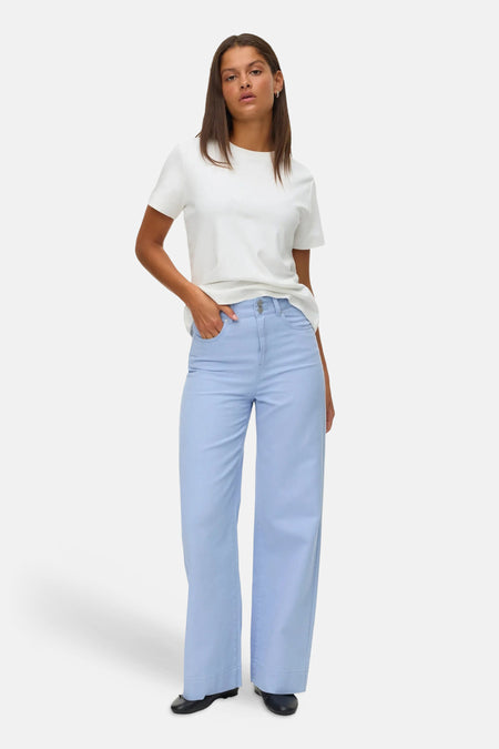 Blauwe gekleurde jeans van Vero Moda, met wijde pijpen en een witte top.
