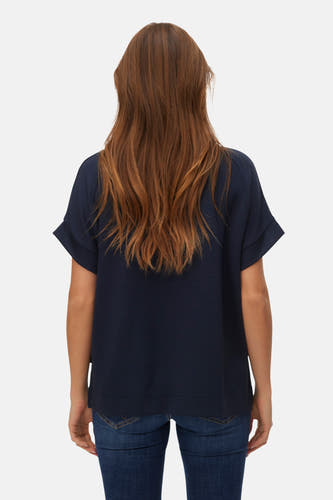 Blauw T-shirt met korte mouwen van VERO MODA®, achterkant, gedragen met jeans.
