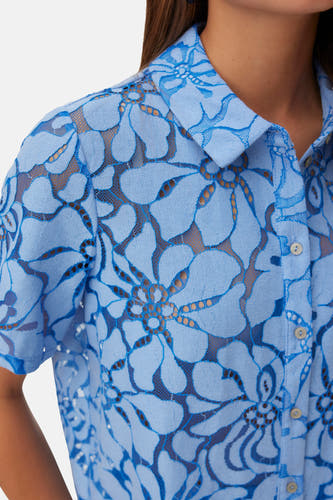 Blauw overhemd met korte mouwen van VERO MODA, met een gedetailleerd bloemen kantpatroon en zichtbare knopen.